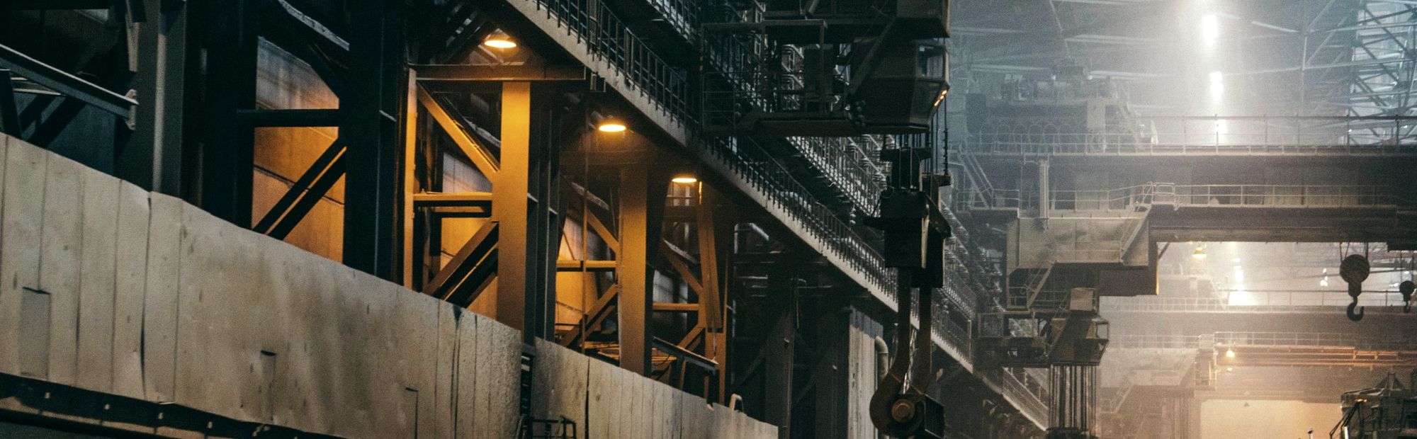 Halle industrielle lourde, ponts roulants et lignes de production