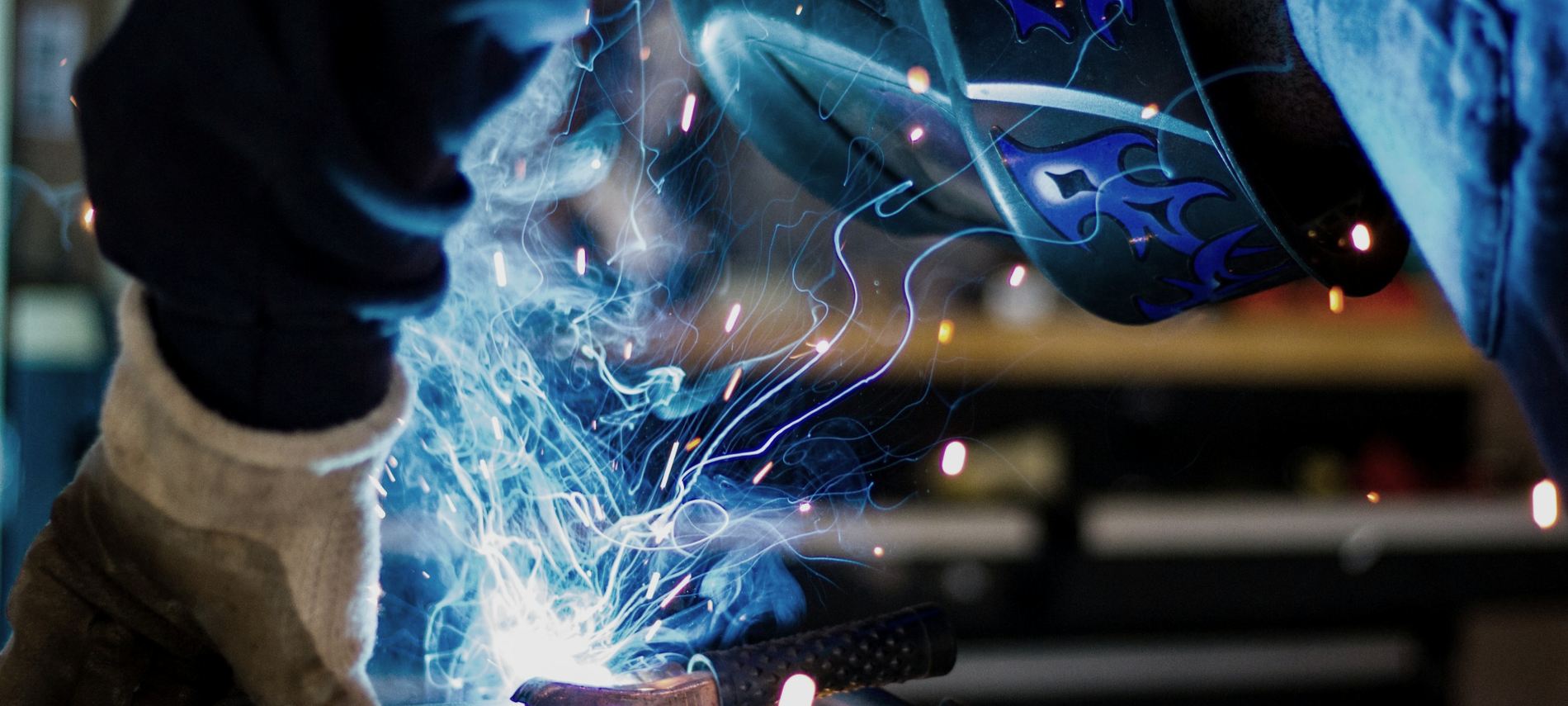 Soudeur au travail dans un atelier de fabrication