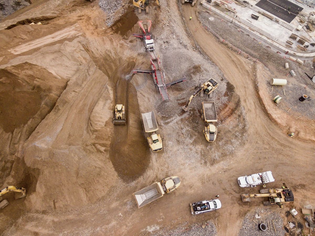 Chantier vu du ciel, engins de terrassement et de concassage en activité