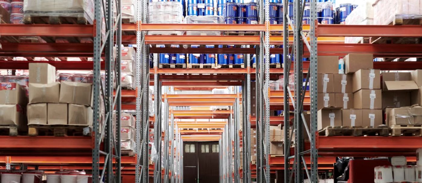 Rayonnages de pièces et de fournitures industrielles en entrepôt