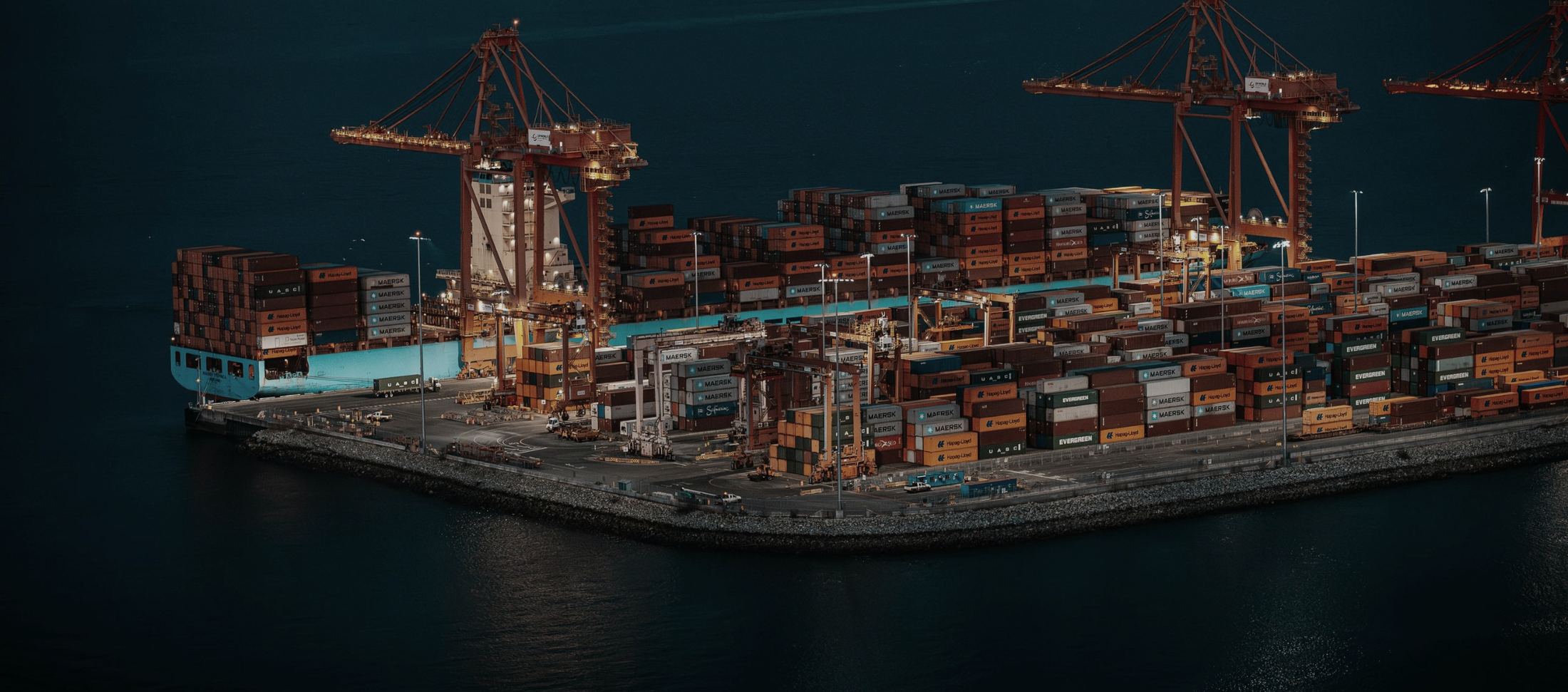 Terminal à conteneurs vu du ciel, portiques et navire à quai